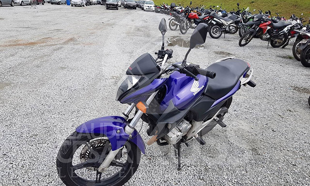 LOTE 009 - HONDA CB 300 2011